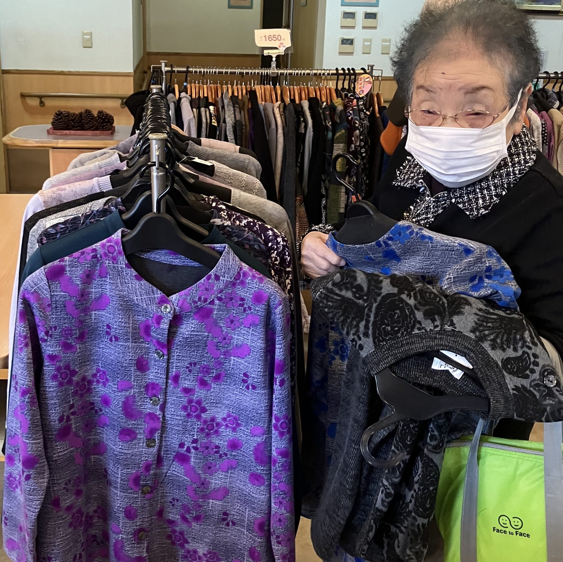 　服の訪問販売です。🧥